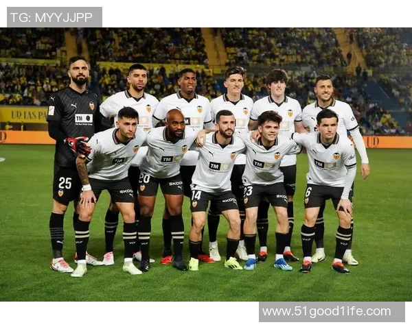 西班牙足球明星盛装出席活动现场精彩瞬间回顾