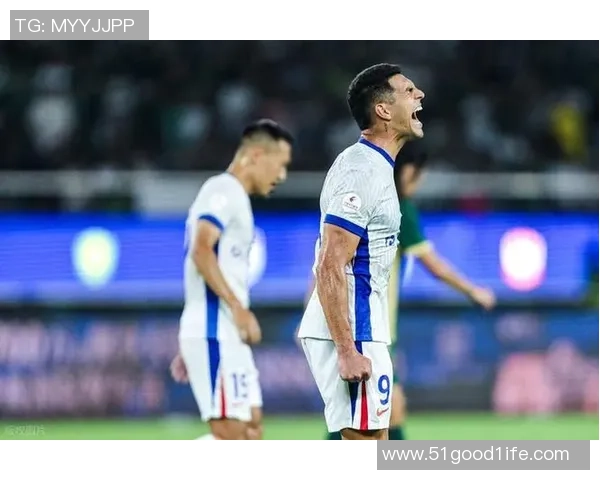 足球明星韧带撕裂瞬间曝光引发球迷热议与关注